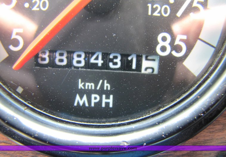 image for item 3053 1999 Freightliner Conventional FLD112 semi truck