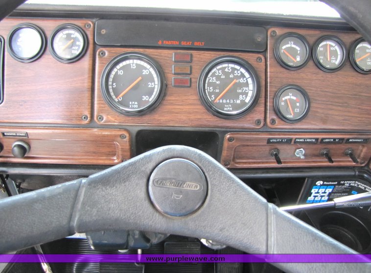 image for item 3053 1999 Freightliner Conventional FLD112 semi truck