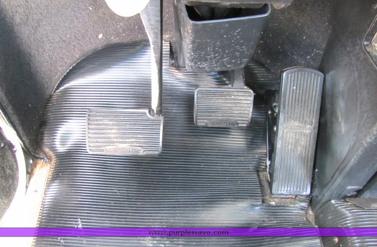 image for item 3053 1999 Freightliner Conventional FLD112 semi truck