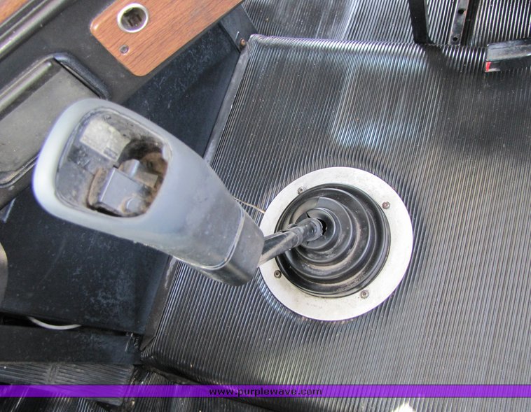 image for item 3053 1999 Freightliner Conventional FLD112 semi truck