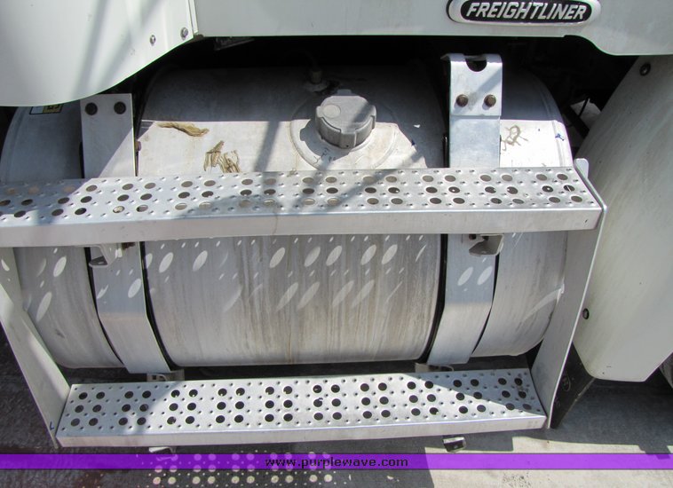 image for item 3053 1999 Freightliner Conventional FLD112 semi truck