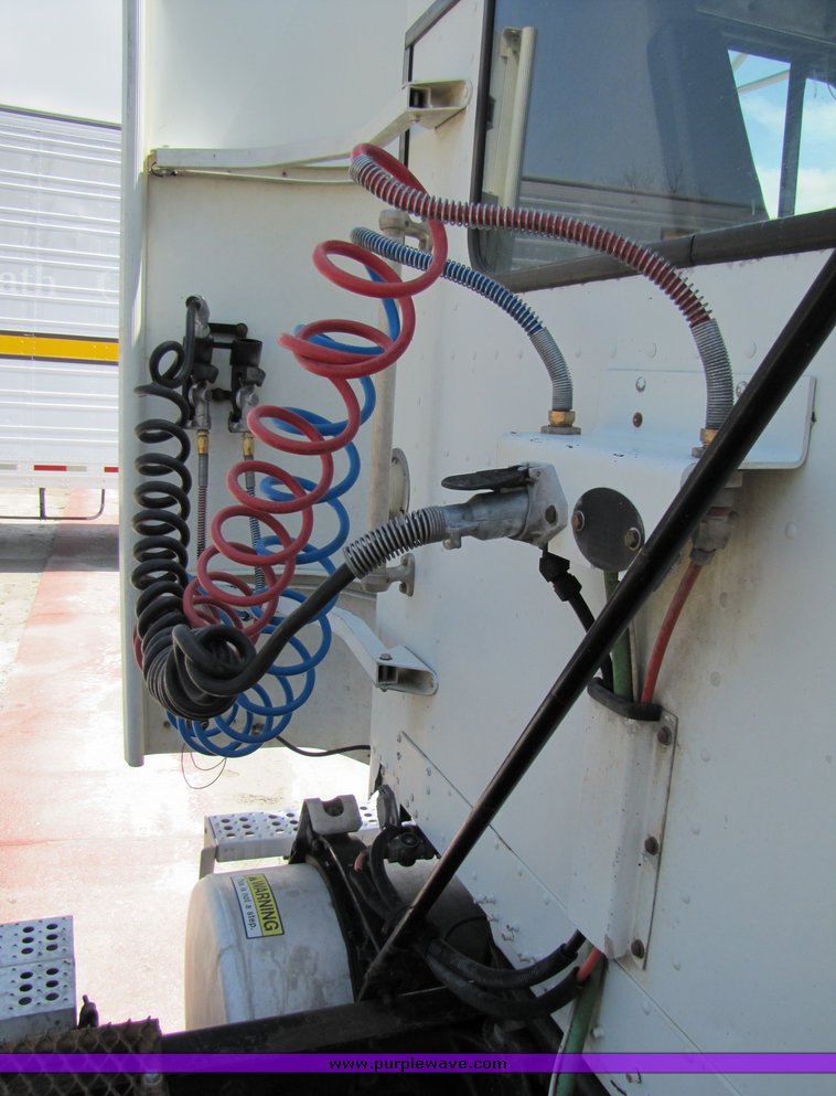 image for item 3053 1999 Freightliner Conventional FLD112 semi truck