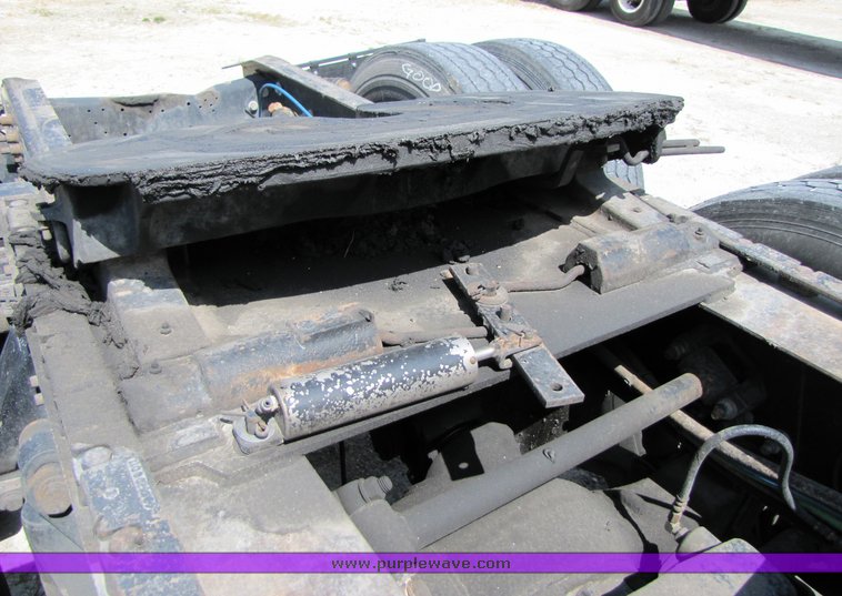 image for item 3053 1999 Freightliner Conventional FLD112 semi truck