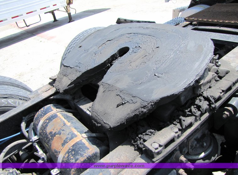 image for item 3053 1999 Freightliner Conventional FLD112 semi truck