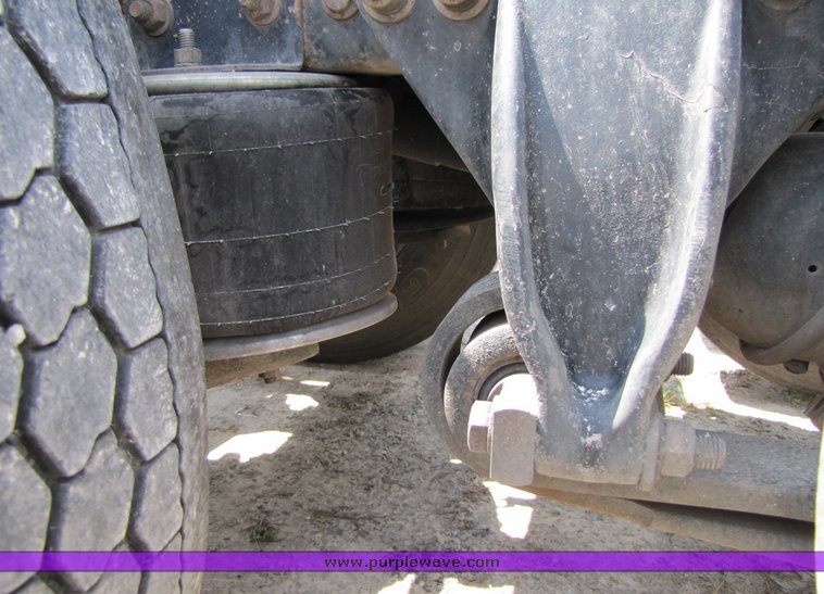 image for item 3053 1999 Freightliner Conventional FLD112 semi truck