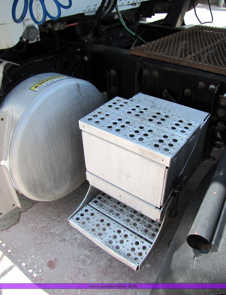 image for item 3053 1999 Freightliner Conventional FLD112 semi truck