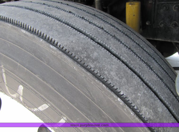 image for item 3053 1999 Freightliner Conventional FLD112 semi truck