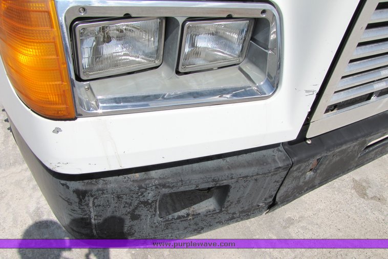 image for item 3053 1999 Freightliner Conventional FLD112 semi truck