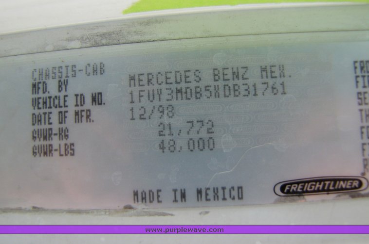 image for item 3053 1999 Freightliner Conventional FLD112 semi truck