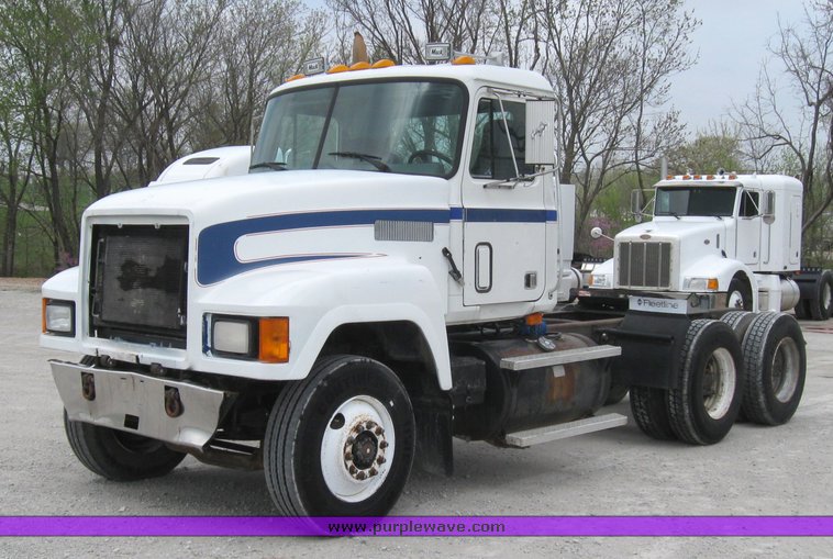 image for item 3055 1996 Mack CH613 semi truck