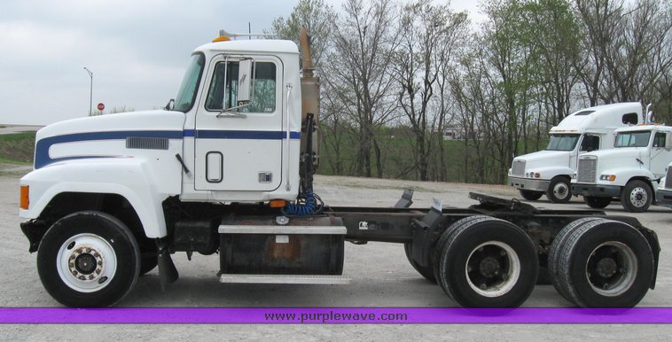image for item 3055 1996 Mack CH613 semi truck
