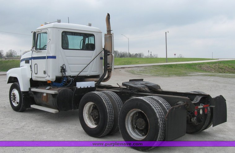 image for item 3055 1996 Mack CH613 semi truck