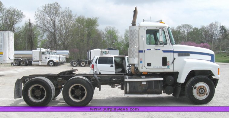 image for item 3055 1996 Mack CH613 semi truck