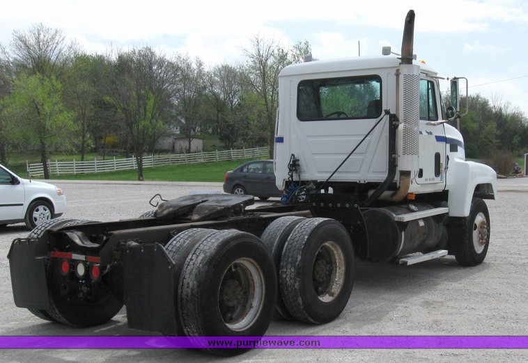 image for item 3055 1996 Mack CH613 semi truck