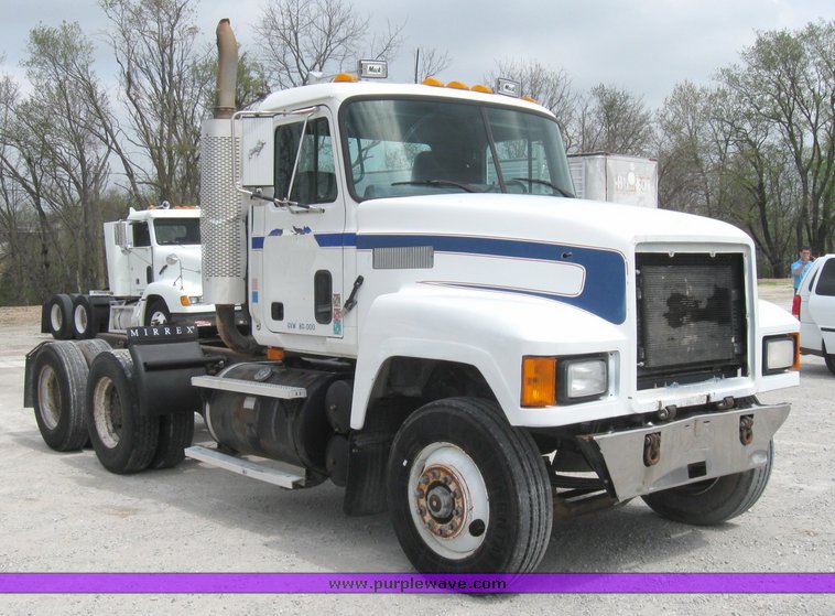 image for item 3055 1996 Mack CH613 semi truck