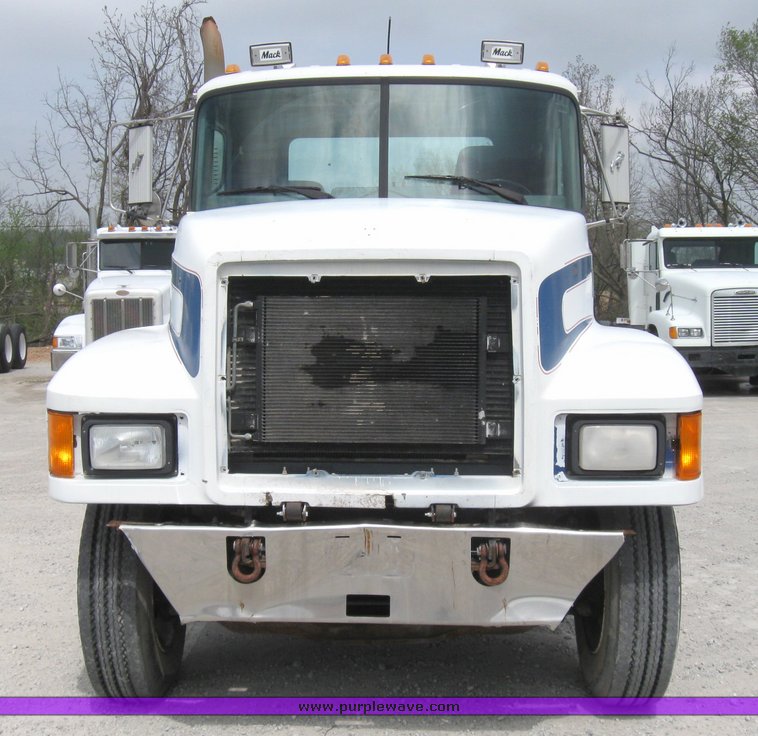 image for item 3055 1996 Mack CH613 semi truck