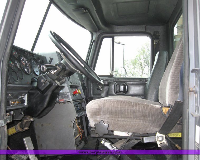 image for item 3055 1996 Mack CH613 semi truck