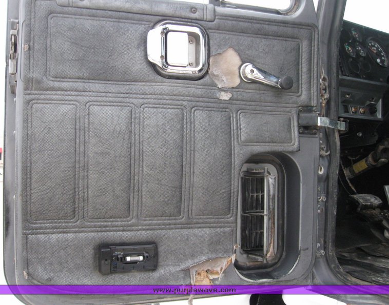 image for item 3055 1996 Mack CH613 semi truck