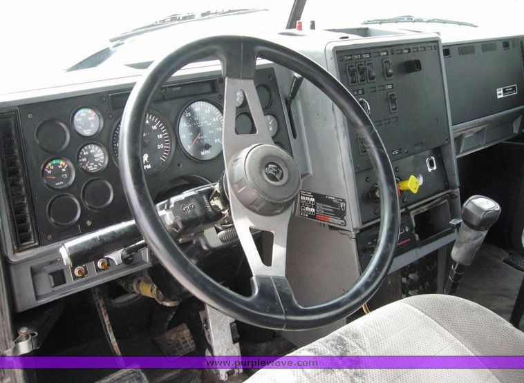 image for item 3055 1996 Mack CH613 semi truck