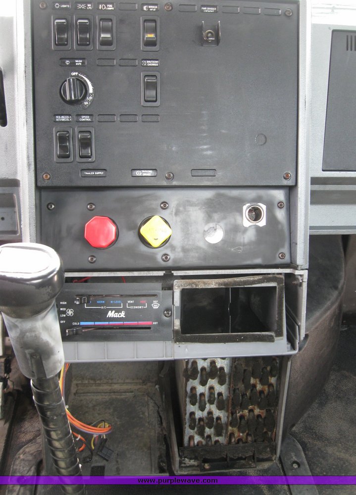 image for item 3055 1996 Mack CH613 semi truck