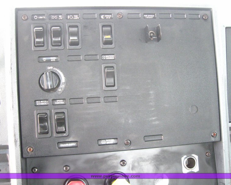 image for item 3055 1996 Mack CH613 semi truck