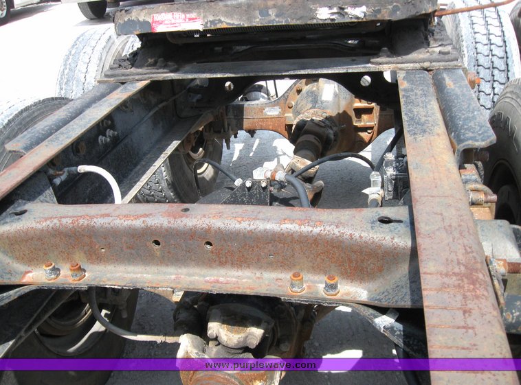 image for item 3055 1996 Mack CH613 semi truck