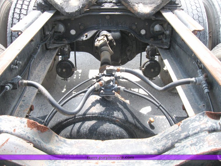 image for item 3055 1996 Mack CH613 semi truck