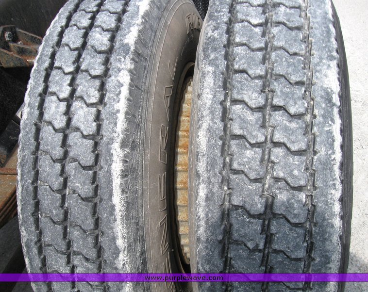 image for item 3055 1996 Mack CH613 semi truck