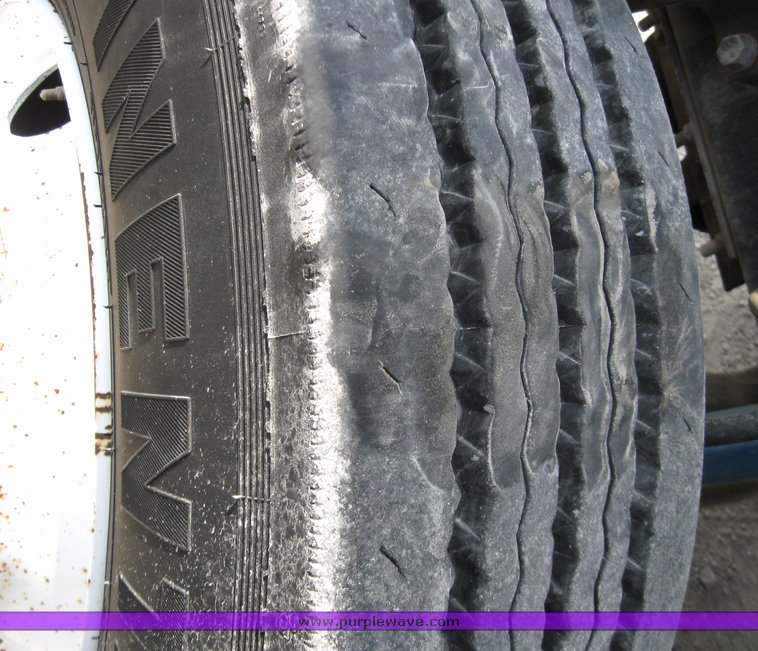 image for item 3055 1996 Mack CH613 semi truck