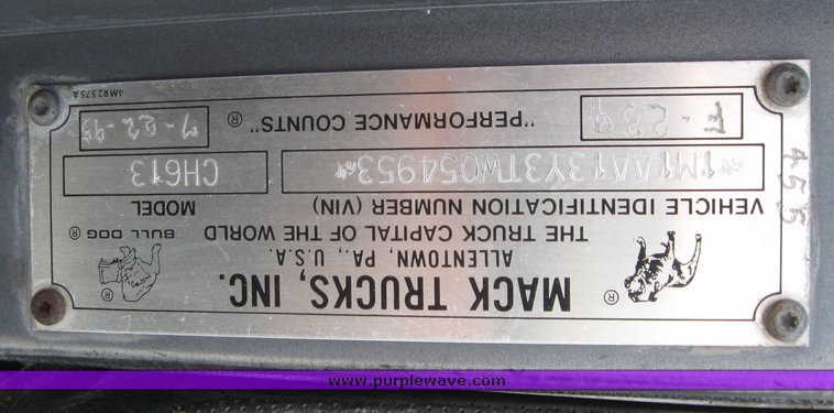 image for item 3055 1996 Mack CH613 semi truck