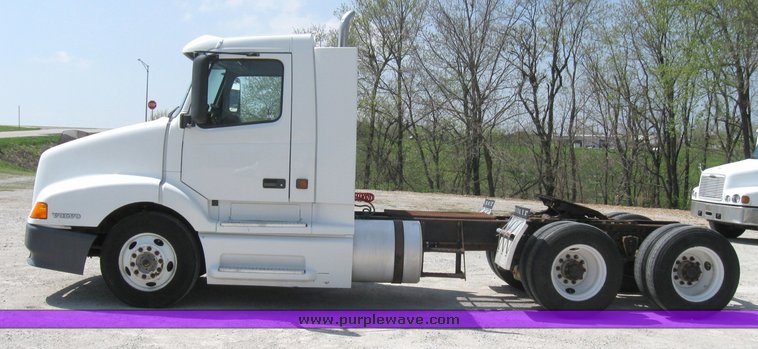 image for item 3056 1999 Volvo VNL64T semi truck