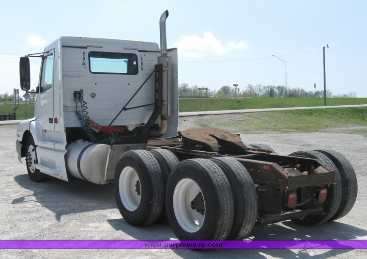 image for item 3056 1999 Volvo VNL64T semi truck