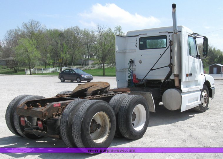 image for item 3056 1999 Volvo VNL64T semi truck