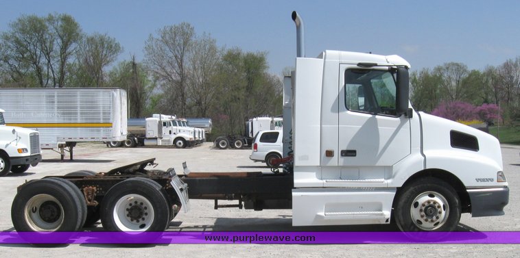 image for item 3056 1999 Volvo VNL64T semi truck