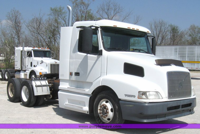 image for item 3056 1999 Volvo VNL64T semi truck