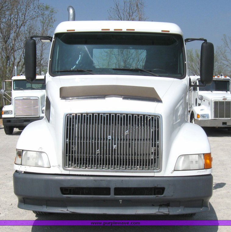 image for item 3056 1999 Volvo VNL64T semi truck