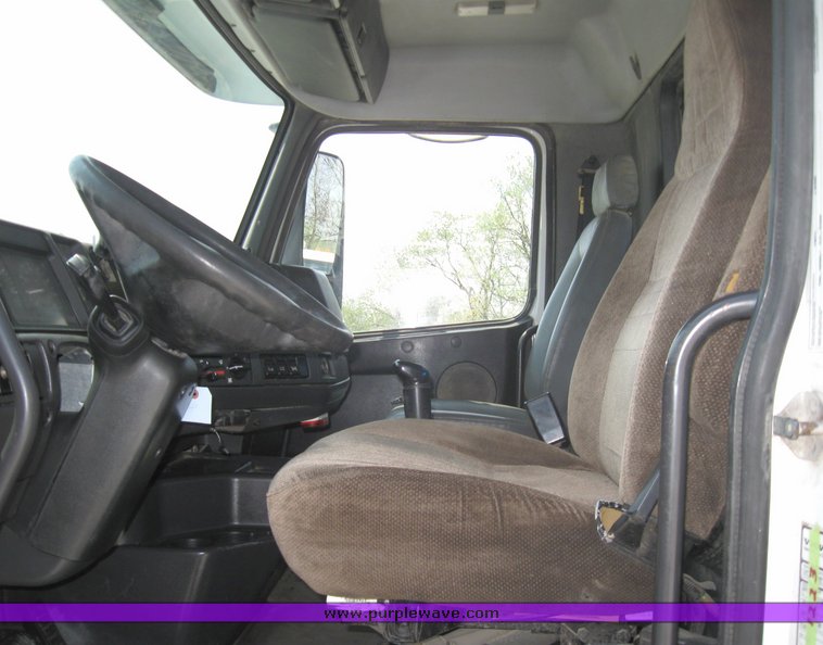 image for item 3056 1999 Volvo VNL64T semi truck