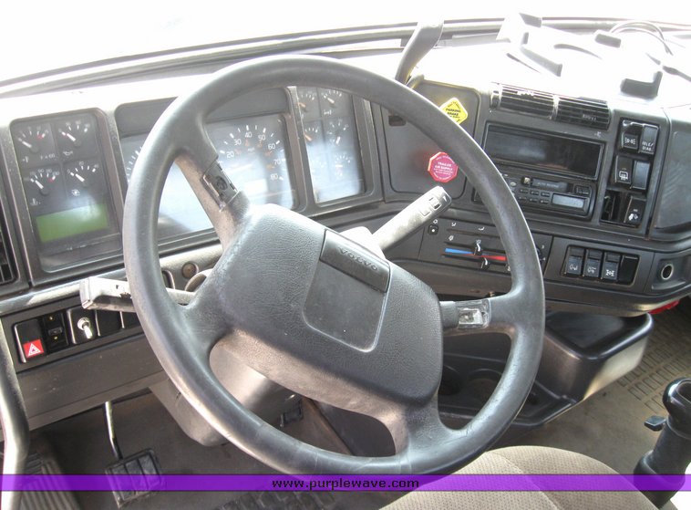 image for item 3056 1999 Volvo VNL64T semi truck