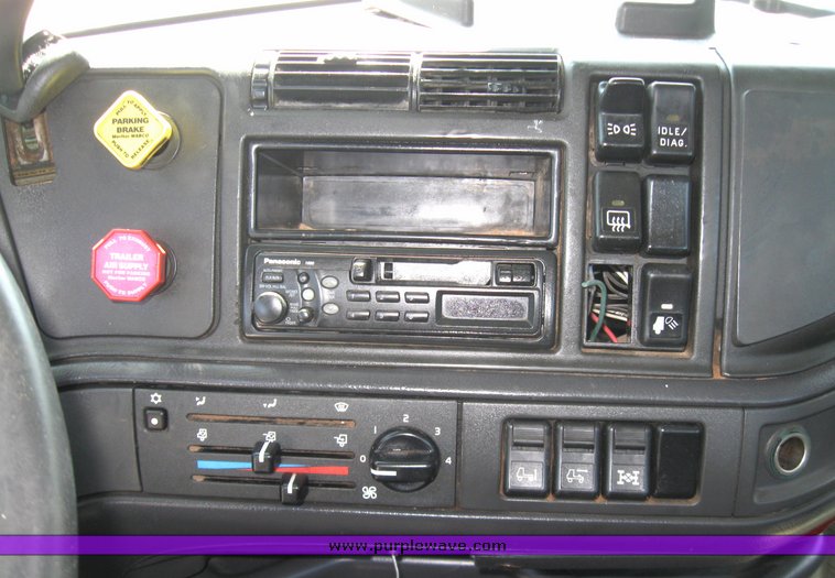 image for item 3056 1999 Volvo VNL64T semi truck