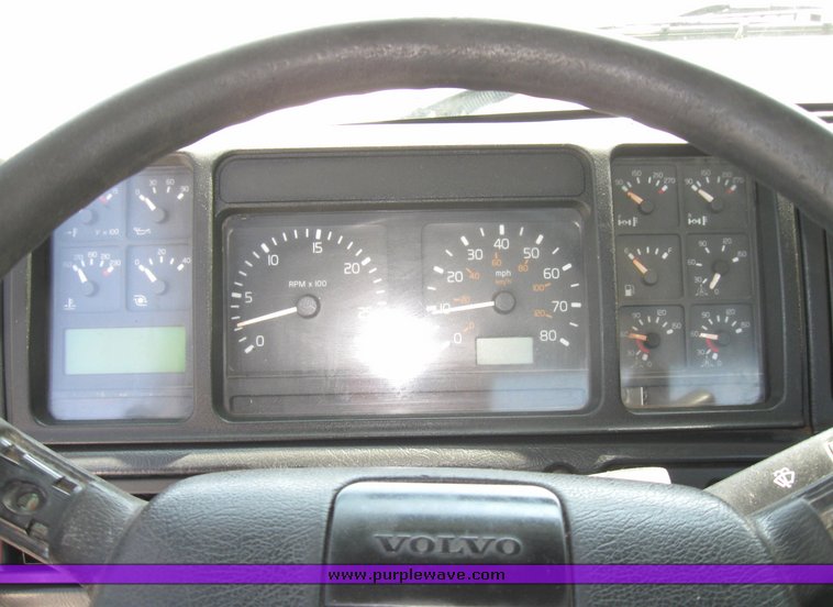 image for item 3056 1999 Volvo VNL64T semi truck