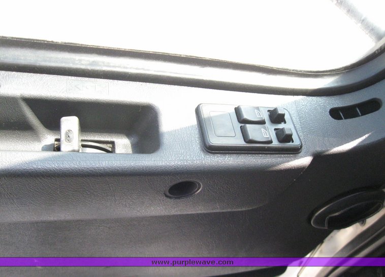 image for item 3056 1999 Volvo VNL64T semi truck