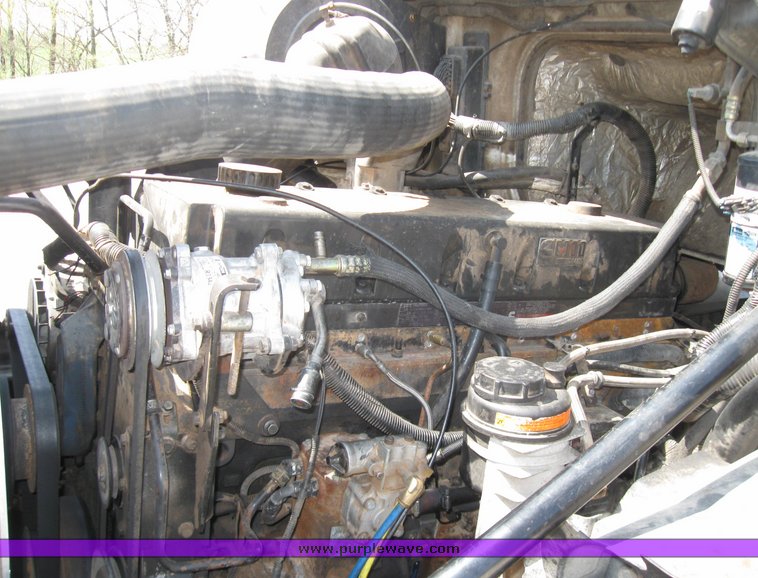 image for item 3056 1999 Volvo VNL64T semi truck