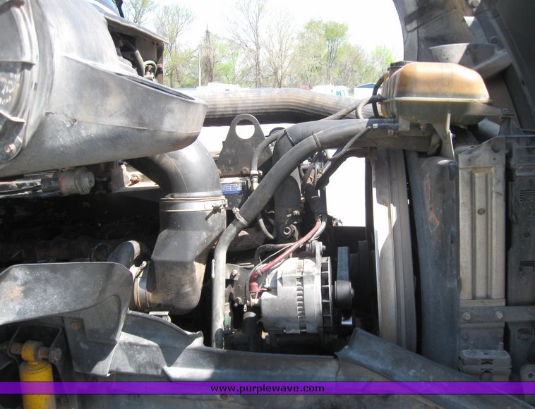 image for item 3056 1999 Volvo VNL64T semi truck