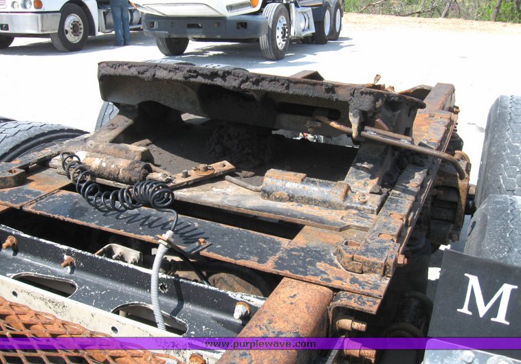 image for item 3056 1999 Volvo VNL64T semi truck