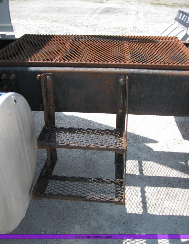 image for item 3056 1999 Volvo VNL64T semi truck