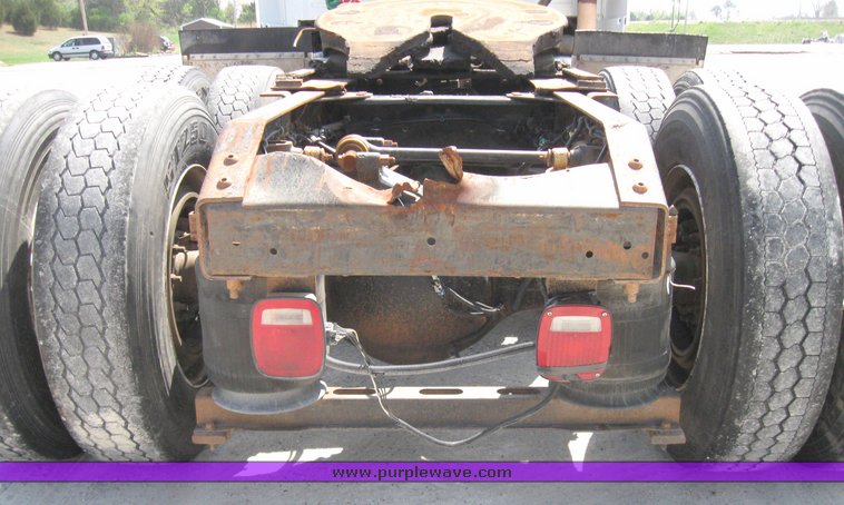 image for item 3056 1999 Volvo VNL64T semi truck