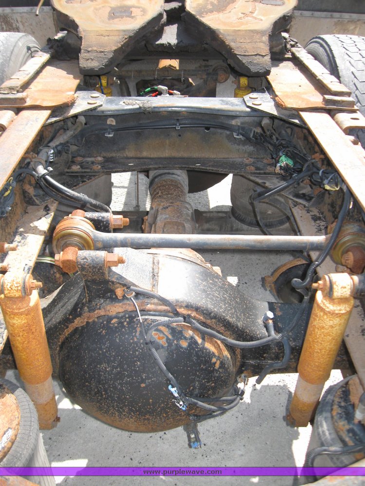 image for item 3056 1999 Volvo VNL64T semi truck