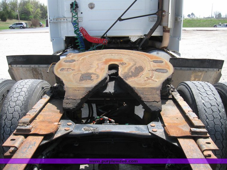 image for item 3056 1999 Volvo VNL64T semi truck