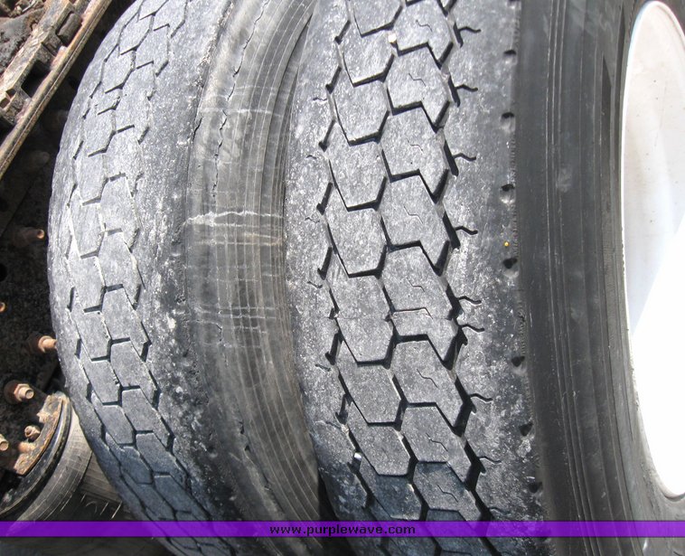 image for item 3056 1999 Volvo VNL64T semi truck