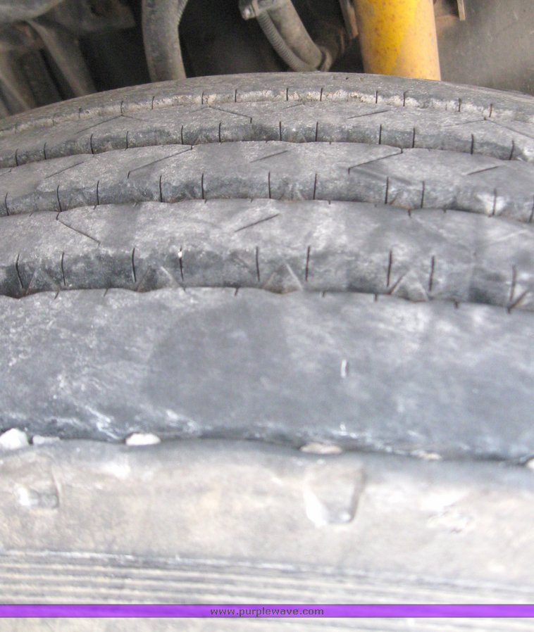 image for item 3056 1999 Volvo VNL64T semi truck